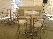 Mesas y sillas altas de bar