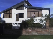 Hermoza casa con local comercial