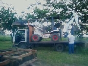 Retroescavadora y camion