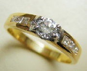 Anillo compromiso con diamantes gia